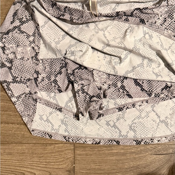SKIMS Clingmate Snakeskin Skort Chrome Snakeskin Print NWT Size L - Picture 3 of 4